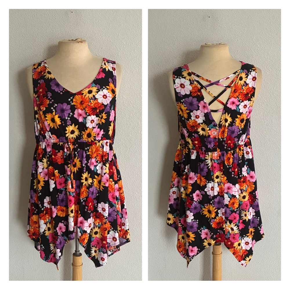 Torrid floral sharkbite tank size 00 (M/L)